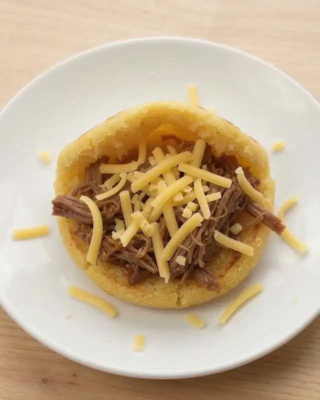 Arepa rellena de carne mechada y queso